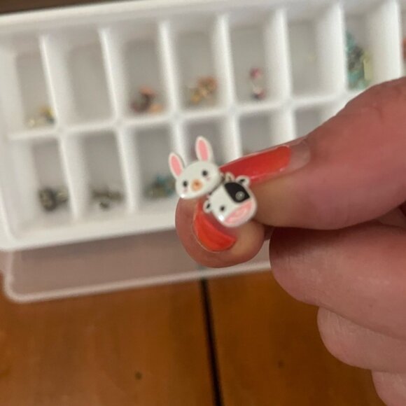 25 Girls Pierced Earrings in Case - Picture 6 of 9